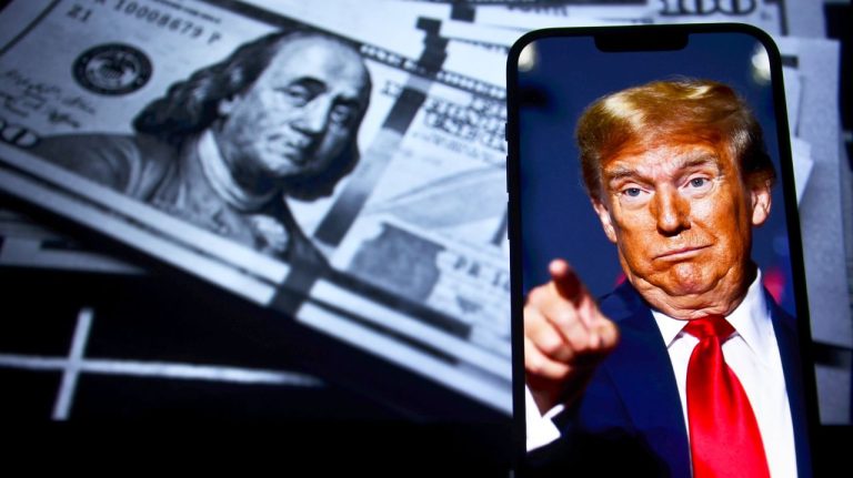 Pentru prima data in istoria Statelor Unite presedintele in exercitiu Donald Trump va fi prezent pe dolarul american