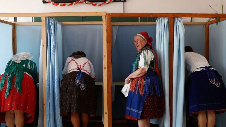 Romanii iau parte la alegerile din Ungaria Peste 870 de candidati s au inscris pentru scrutinul din aprilie