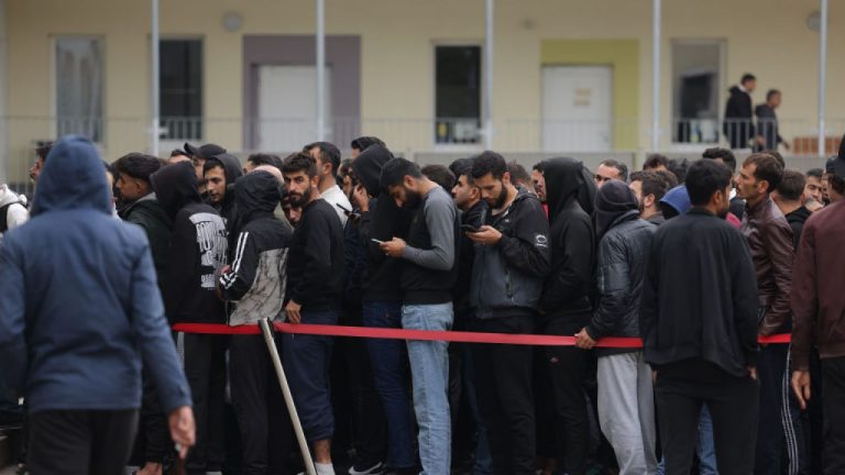 Se preconizează un exod al sirienilor din Germania. Câți vor fi nevoiți să se întoarcă în țara lor în următorii trei ani Se preconizeaza un exod al sirienilor din Germania Cati vor fi nevoiti sa se intoarca in tara lor in urmatorii trei ani