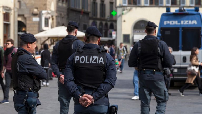 Trei români din Italia, sechestrați, bătuți și jefuiți după ce s-au oprit în fața casei trapperului Baby Gang. Trei romani din Italia sechestrati batuti si jefuiti dupa ce s au oprit in fata casei trapperului Baby Gang