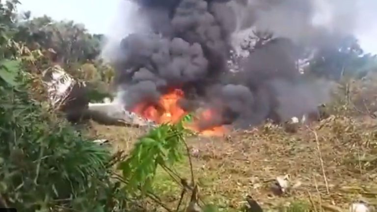Un avion Hercules al armatei columbiene, cu peste 100 de militari la bord, s-a prăbușit în timpul decolării. Este al doilea incident de acest fel în decurs de câteva zile. Un avion Hercules al armatei columbiene cu peste 100 de militari la bord s a prabusit in timpul decolarii este al doilea incident de acest fel in decurs de cateva zile