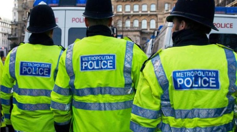 Un bărbat a fost arestat după ce a lovit cu mașina mai mulți pietoni în Marea Britanie, victimele fiind grav rănite. Un barbat a fost arestat dupa ce a lovit cu masina mai multi pietoni in Marea Britanie victimele fiind grav ranite