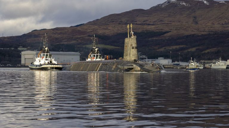 Un iranian și o româncă ar fi încercat să intră într-o bază de submarine nucleare din Scoția. Ce decizie au luat procurorii? Un iranian si o romanca ar fi incercat sa intra intr o baza de submarine nucleare din Scoia Ce decizie au luat procurorii