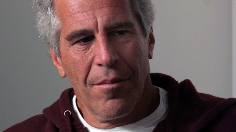 Victimele lui Epstein acționează în judecată Trump și Google pentru divulgarea informațiilor personale Victimele lui Epstein actioneaza in judecata Trump si Google pentru divulgarea informatiilor personale