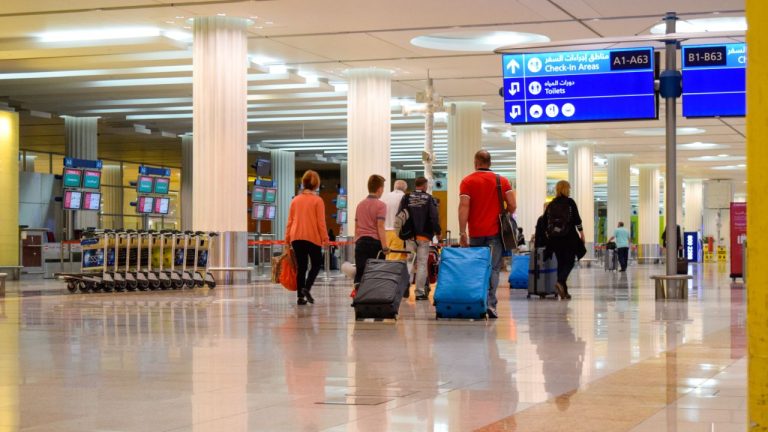 Zborurile pe aeroportul din Dubai reluate treptat dupa un incendiu la un rezervor de carburant cauzat de un atac cu drona