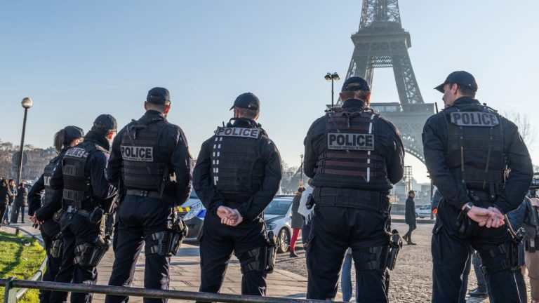 Atentat terorist prevenit în ultima clipă la Paris. Autorul a fost reținut chiar înainte de a activa explozia. atentat terorist prevenit in ultima clipa la paris autorul a fost retinut chiar inainte de a activa explozia