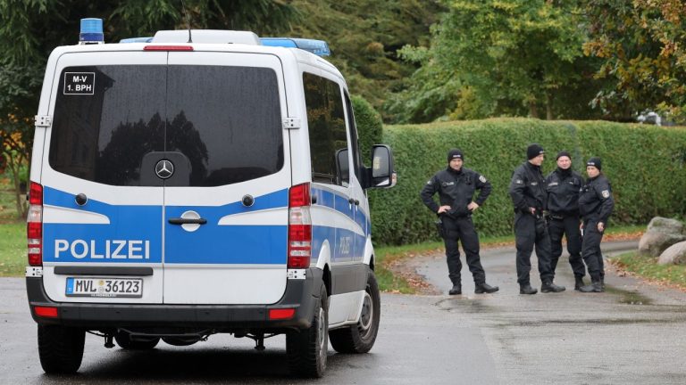 descoperire ciudata in germania un trecator a raportat ca a gasit 35 de dinti umani pe un trotuar
