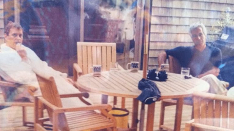 Fostul prinț Andrew, Peter Mandelson și Epstein, într-o fotografie publicată pentru prima dată. Noi detalii șocante din dosar fostul prinz andrew peter mandelson si epstein intr o fotografie publicata pentru prima data noi detalii socante din dosar