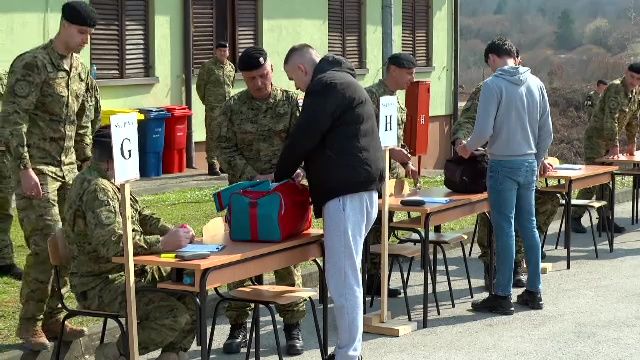 În Croația, primii recruți au început serviciul militar obligatoriu de două luni, cu o compensație de 1100 de euro pe lună. n Croatia primii recruti au inceput serviciul militar obligatoriu de doua luni cu o compensatie de 1100 de euro pe luna