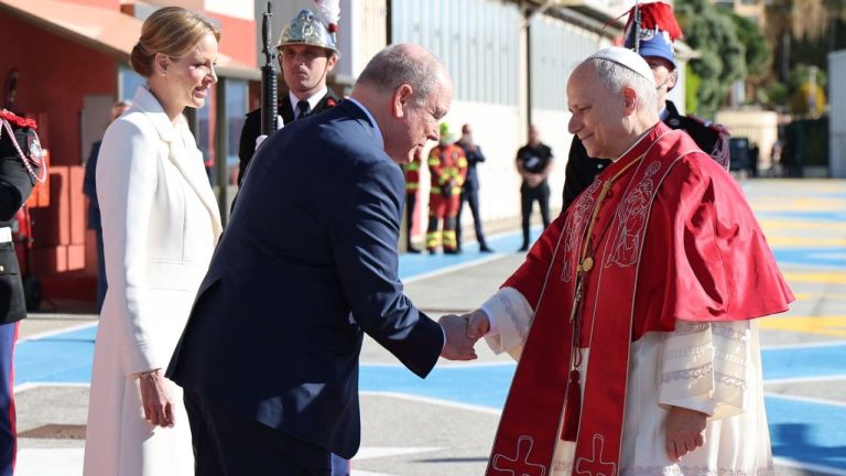 Papa Leon a sosit în Monaco, la 488 de ani de la ultima vizită a unui papă. A fost primit de Familia Princiară. FOTO papa leon a sosit in monaco la 488 de ani de la ultima vizita a unui papa a fost receput de familia princiara foto