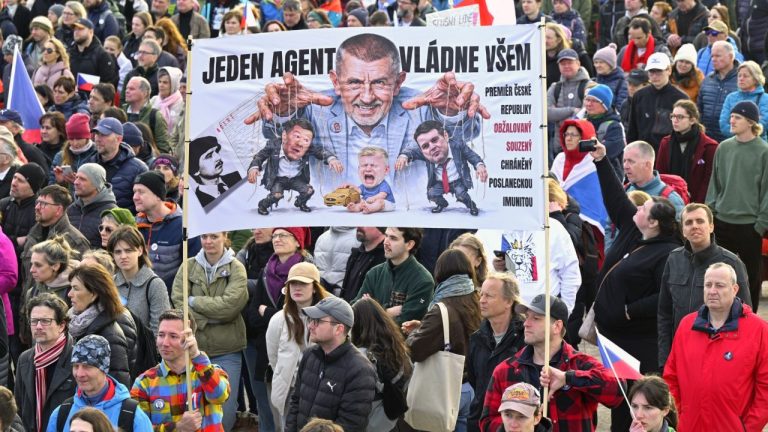 Sute de mii de cehi au protestat împotriva Guvernului la Praga, cea mai mare manifestație din ultimele șapte ani. FOTO&VIDEO sute de mii de cehi au protestat impotriva guvernului la praga cea mai mare manifestatie din ultimele sapte ani