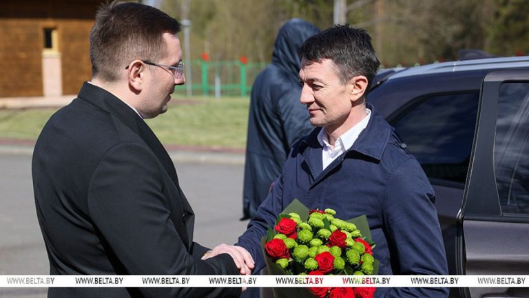 Alexandru Balan, spionul KGB care transmitea secrete de stat și a fost extrădat de România, întâmpinat cu flori în Belarus. Alexandru Balan spionul KGB care transmitea secrete de stat si a fost extradat de Romania intampinat cu flori in Belarus