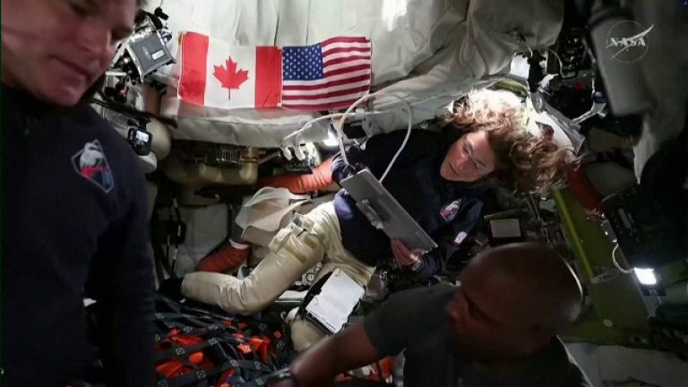 Astronauții de pe Artemis 2 se apropie de Lună și vor observa fața ascunsă. Comunicarea cu NASA va fi temporar întreruptă. Astronautii de pe Artemis 2 se apropie de Luna si vor observa fata ascunsa Comunicarea cu NASA va fi temporar intrerupta