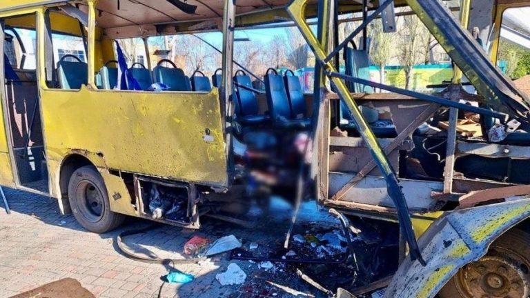 Atac cu dronă al Rusiei asupra unui autobuz în Nikopol: Trei morți și 12 răniți. Atac cu drona al Rusiei asupra unui autobuz in Nikopol Trei morti si 12 raniti