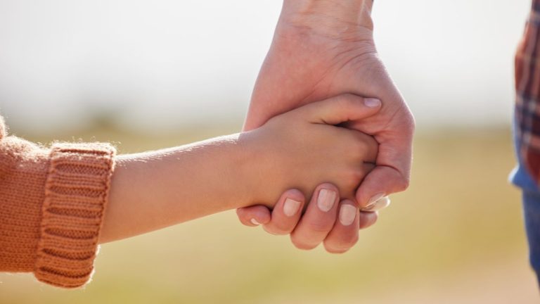 Ce s-a întâmplat cu o mamă care a falsificat un cancer la copilul ei pentru a-și susține stilul de viață luxos din donații. L-a tuns jefuț și îl umilea. Ce s a intamplat cu o mama care a falsificat un cancer la copilul ei pentru a si sustine stilul de viaza luxos din donatii L a tuns jefut si il umilea