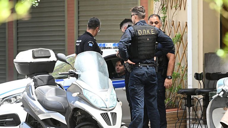 Cine este bărbatul de 89 de ani care a tras cu arma într-un birou al serviciului de asigurări sociale din Atena Cine este barbatul de 89 de ani care a tras cu arma intr un birou al serviciului de asigurari sociale din Athena