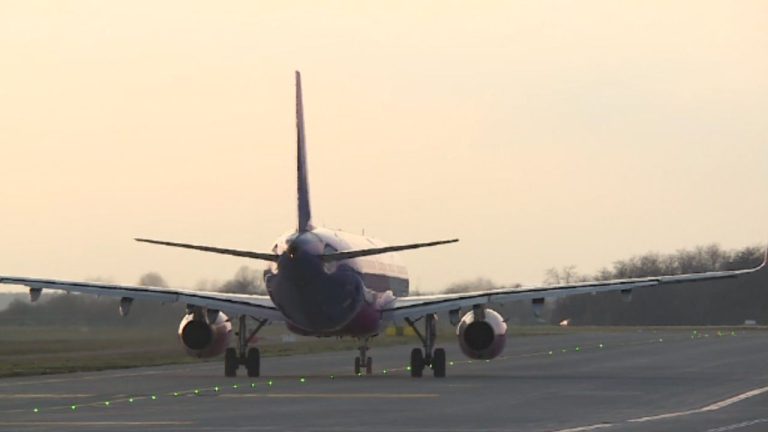 Comisia Europeană: UE nu se află în deficit de kerosen, dar riscurile legate de aprovizionare pot apărea rapid. Comisia Europeana UE nu se afla in deficit de kerosen dar riscurile legante de aprovizionare pot aparea rapid
