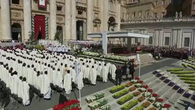Cum a decurs slujba de Paste de la Vatican Zeci de mii de credinciosi au ascultat apelul la pace al Papei Leon al XIV lea
