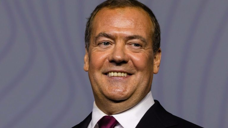 Dmitri Medvedev l-a ironizat pe Donald Trump după blocada de la Ormuz: „Blocare = deblocare?… Orwell” Dmitri Medvedev l a ironizat pe Donald Trump dupa blocada de la Ormuz Blocare deblocare Orwell