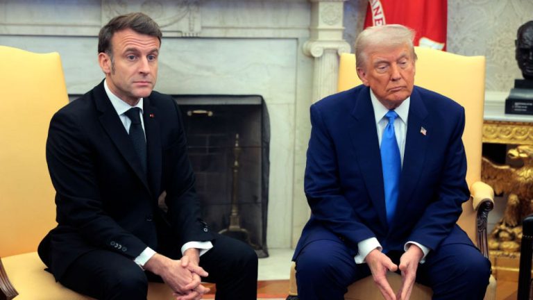 Donald Trump: Macron este maltratat de soția sa și abia își revine. Ne-ar plăcea să primim puțin ajutor în Golful Persic. Donald Trump Macron este maltrat de sotia sa si abia isi revine Ne ar placea sa primim putin ajutor in Golful Persic