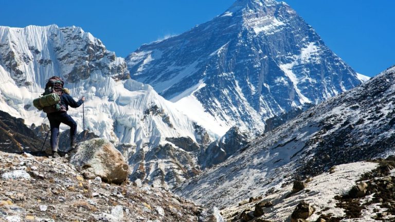 Ghizi de pe Everest, acuzați că intoxicau alpiniști pentru a forța operațiuni de salvare false. O înșelătorie de 20 milioane de dolari. Ghizi de pe Everest acuzati ca intoxicau alpinisti pentru a forta operatiuni de salvare false O inselatorie de 20 milioane de dolari