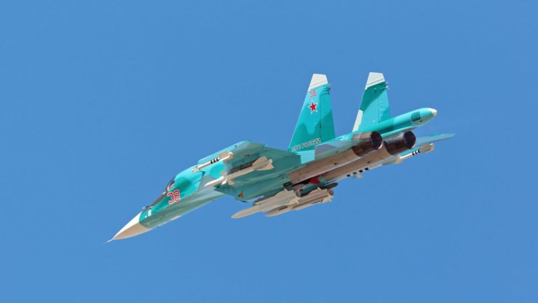 Inca un avion rusesc s a prabusit in Crimeea Cu doua zile in urma un alt avion cu 30 de militari la bord a lovit o faleza
