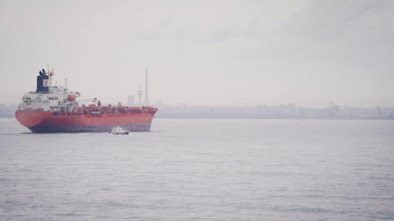 Navele de război rusești au început să însoțească navele „flotei din umbră” în apele britanice. Navele de razboi ruseshti au inceput sa insoteasca navele flotei din umbra in apele britanice