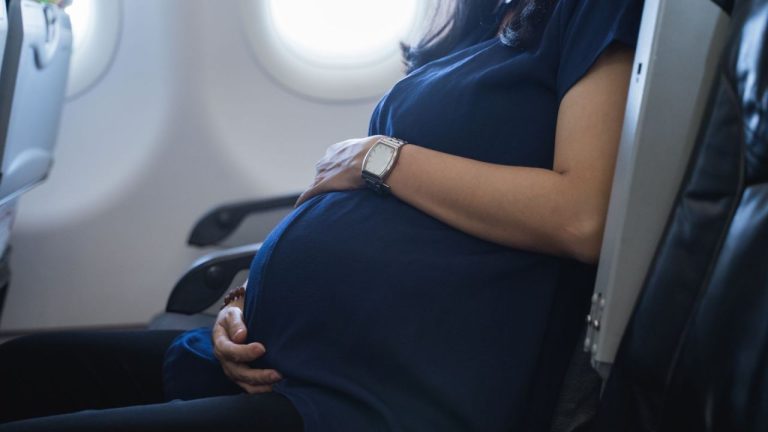O femeie a născut la bordul unui avion spre New York. „Spune-i să-l numească Kennedy” O femeie a nascut la bordul unui avion spre New York Spune i sa l numeasca Kennedy