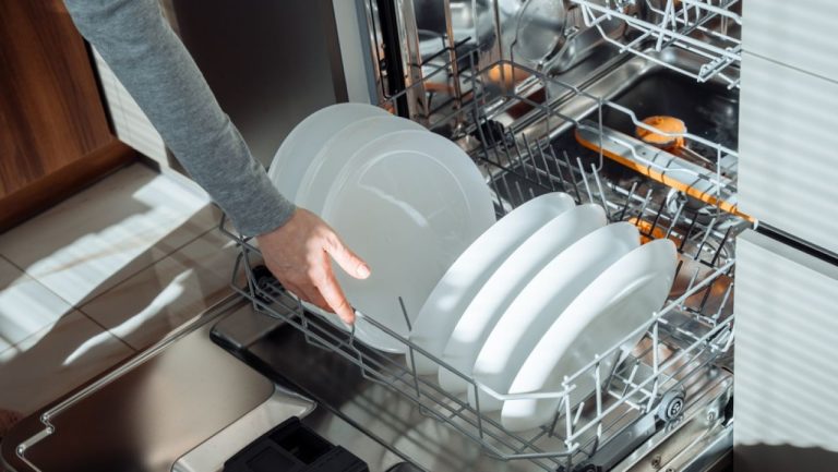 O țară din Europa le recomandă cetățenilor să folosească mai mult electrocasnicele în sezonul estival. Care este motivul? O tara din Europa le recomanda cetatenilor sa foloseasca mai mult electrocasnicele in sezonul estival Care este motivul