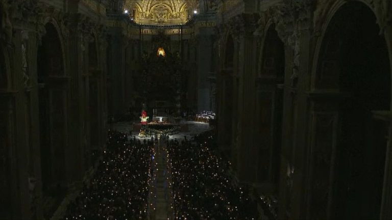 Papa Leon a celebrat pentru prima data Vigilia Pascalala Vatican Insemnatatea inceperii ceremoniei in semiintuneric