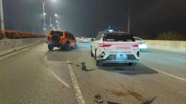 Peste 100 de robotaxiuri s au oprit inexplicabil pe strazile din Wuhan Pasageri blocati timp de ore intregi VIDEO