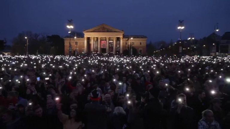 Peste 100.000 de maghiari au asistat la un concert de 7 ore în Budapesta. Ce mesaje au strigat? Peste 100000 de maghiari au asistat la un concert de 7 ore in Budapesta Ce mesaje au strigat