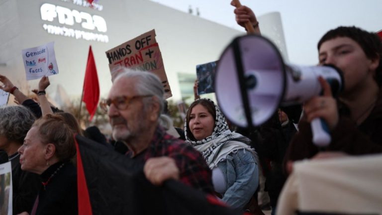 Proteste la Tel Aviv împotriva războiului din Orientul Mijlociu. Manifestanții solicită încetarea conflictelor din zonă. Proteste la Tel Aviv impotriva razboiului din Orientul Mijlociu Manifestanii solicita incetarea conflictelor din zona