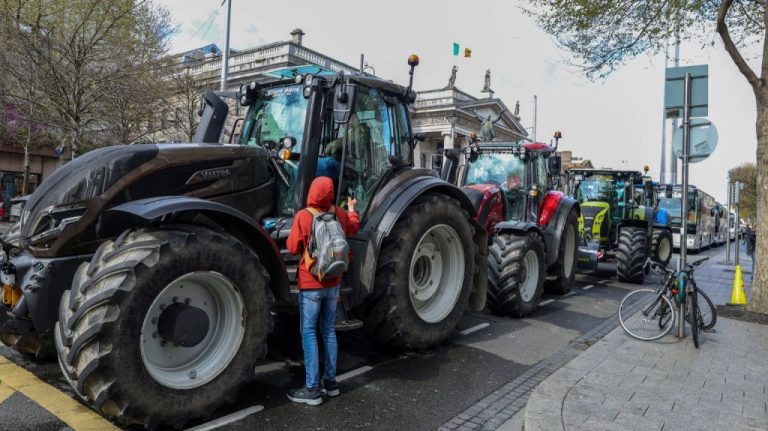 Proteste masive în Irlanda împotriva creșterii prețurilor la combustibili. Poliția a intervenit cu violență. Proteste masive in Irlanda impotriva cresterii preturilor la combustibili Politia a intervenit cu violenta