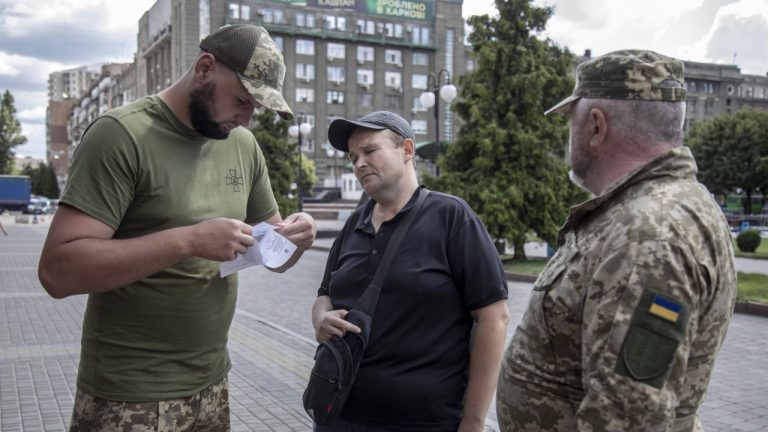 Recrutor ucrainean, înjunghiat mortal în gât de un inspector vamal mobilizat. Violențele de acest tip devin tot mai frecvente. Recrutor ucrainean injunghiat mortal in gat de un inspector vamal mobilizat Violentele de acest tip devin tot mai frecvente