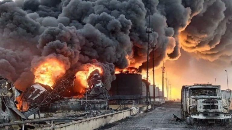 Reuters: Una dintre cele mai mari rafinării de petrol din Rusia și-a suspendat activitatea în urma atacurilor din Ucraina Reuters Una dintre cele mai mari rafinarii de petrol din Rusia si a suspendat activitatea in urma atacurilor din Ucraina