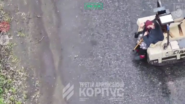 Salvare impresionantă în Donețk. O femeie, evacuată de soldații ucraineni cu ajutorul unui robot: „Bunico, urcă-te!” Salvare impresionanta in Donek O femeie evacuata de soldatii ucraineni cu ajutorul unui robot Bunico urcate te
