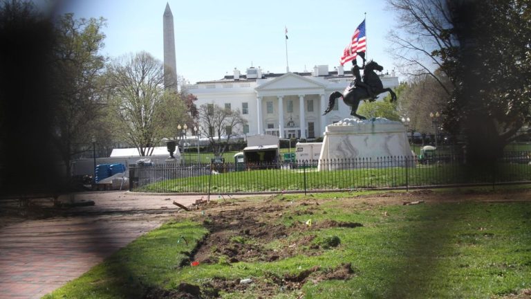 Șantierul lui Donald Trump de la Casa Albă, suspendat de instanță. Reacția vehementă a președintelui SUA Santierele lui Donald Trump de la Casa Alba suspendat de instanta Reactia vehementa a presedintelui SUA