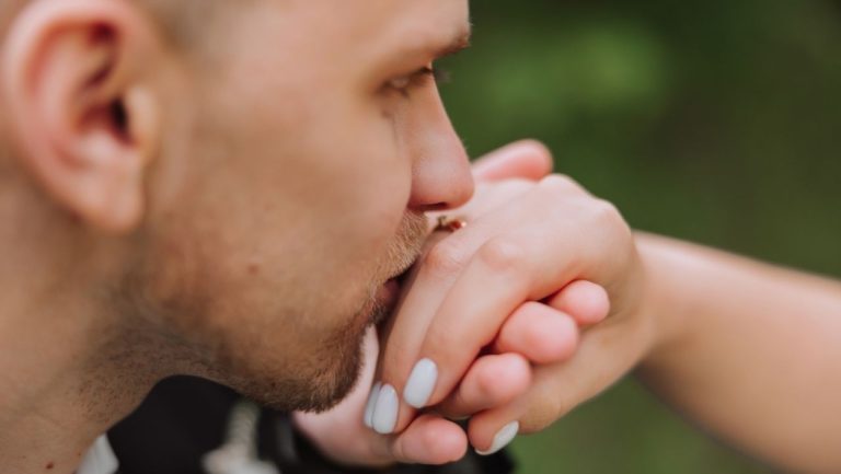 Sarutul mainii unei femei fara consimtamantul acesteia poate fi considerat agresiune sexuala in Spania Decizia Curtinii Supreme