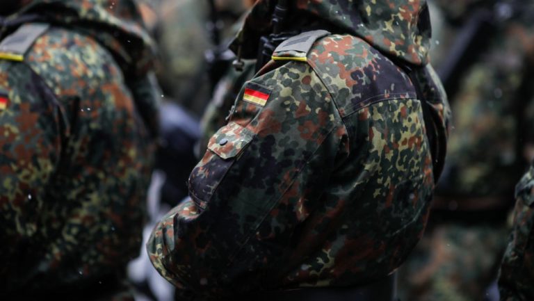 Scandal în Germania: bărbații sub 45 de ani trebuie să obțină aprobarea armatei pentru a călători în afaceri externe. Scandal in Germania barbatii sub 45 de ani trebuie sa obtina aprobarea armatei pentru a calatori in afaceri externe