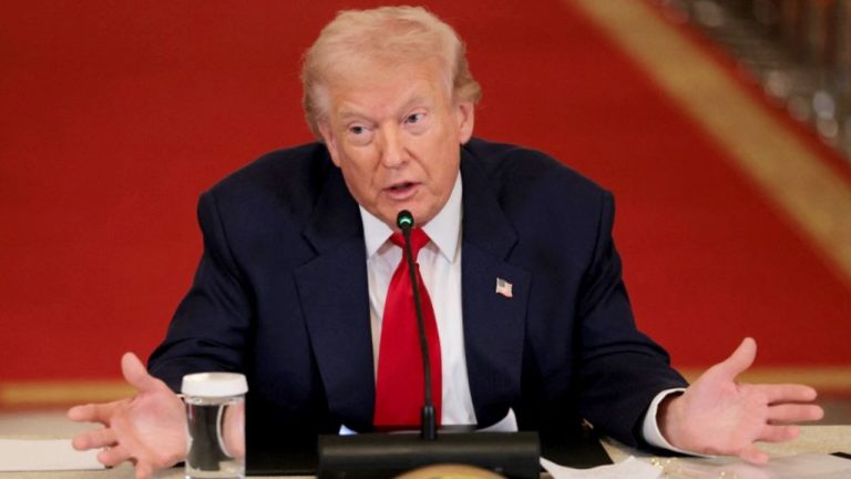 Trump afirmă că un acord cu Iranul ar putea fi realizat până luni: „Se negociază în prezent. Dacă nu reușește, voi face totul praf” Trump afirma ca un acord cu Iranul ar putea fi realizat pana luni Se negociaza in prezent Daca nu reuseste voi face totul praf
