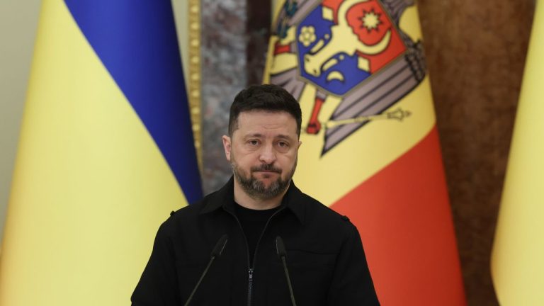 Ucraina începe să comercializeze arme testate pe câmpul de luptă. Volodimir Zelenski le sugerează partenerilor „o formă specială de colaborare”. Ucraina incepe sa comercializeze arme testate pe campul de lupta Volodimir Zelenski le sugereaza partenerilor o forma speciala de colaborare