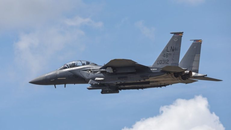 Un avion de vânătoare american a fost doborât deasupra Iranului. Forțele din Teheran încearcă să captureze piloții. Un avion de vanatoare american a fost doborat deasupra Iranului Fortele din Teheran incearca sa captureze pilotii