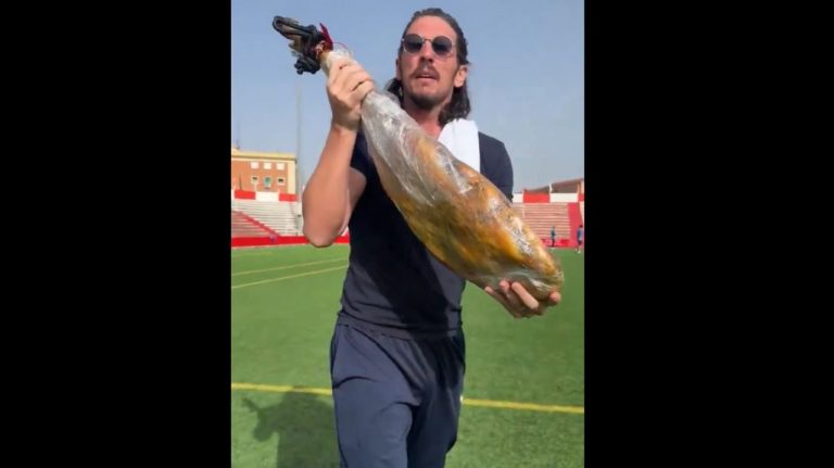 Un președinte de club de fotbal a provocat indignare pe internet după ce și-a urmărit jucătorii musulmani cu un jambon. Un presedinte de club de fotbal a provocat indignare pe internet dupa ce si a urmarit jucatorii musulmani cu un jambon