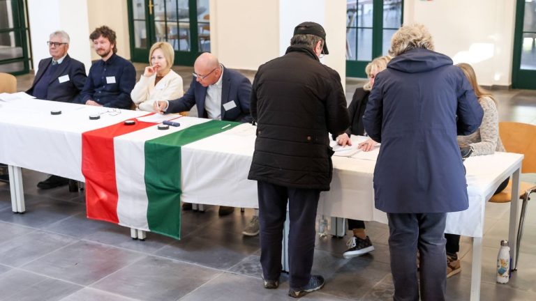Ungaria se îndreaptă spre cea mai mare participare la vot din istoria sa. Recordul de 73,5% a fost stabilit în anul 2002. Ungaria se indreapta spre cea mai mare participare la vot din istoria sa Recordul de 735 a fost stabilit in anul 2002