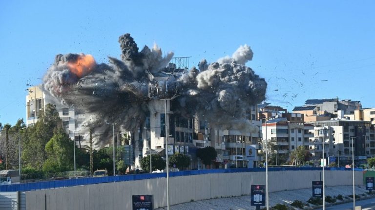 armata libanu lui a declarat ca s a retras din orasele de frontiera iar soldatii israelieni continua sa progreseze