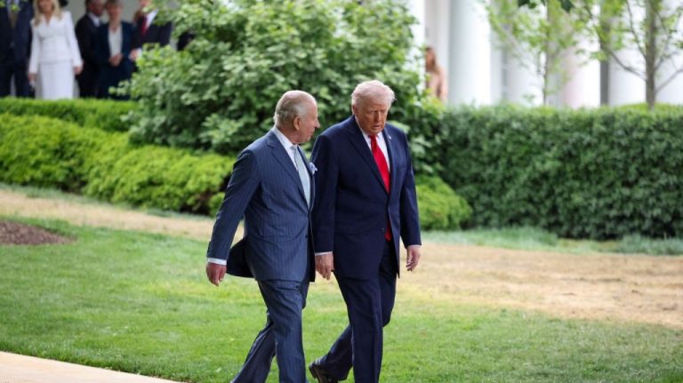 Discuția dintre Donald Trump și regele Charles pe peluza Casei Albe a fost descifrată. Au fost abordate două subiecte importante. discutia dintre donald trump si regele charles pe peluza casei albe a fost descifrata au fost abordate doua subiecte importante