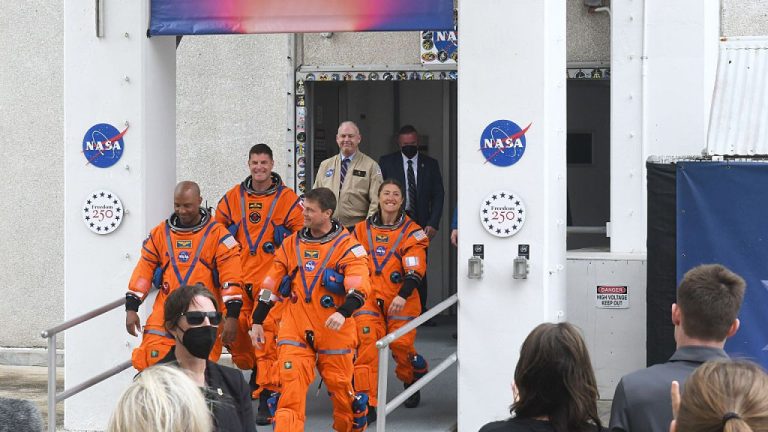 toaleta spatiala de pe artemis s a stricat imediat dupa lansare astronautii au fost nevoiti sa ia masuri de urgenta