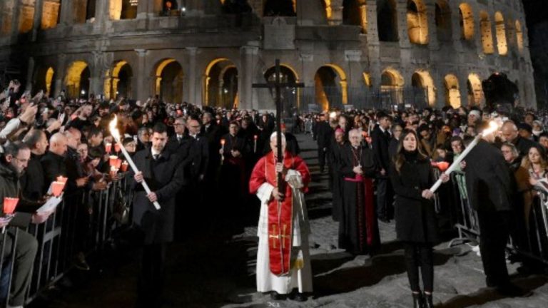 vinerea mare celebrata prin procesiuni impresionante in intreaga lume catolica crucea purtata de papa la colosseum