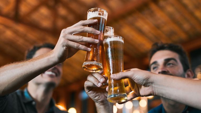 Amenzi de până la 4.000 de dolari și închisoare pentru cei care servesc alcool minorilor sub 21 de ani la Cupa Mondială Amenzi de pana la 4000 de dolari si inchisoare pentru cei care servesc alcool minorilor sub 21 de ani la Cupa Mondiala